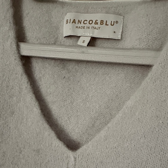 Bianco&Blu Women's Light Pearl Lilac V-Neck Sweater - Picture 2 of 5